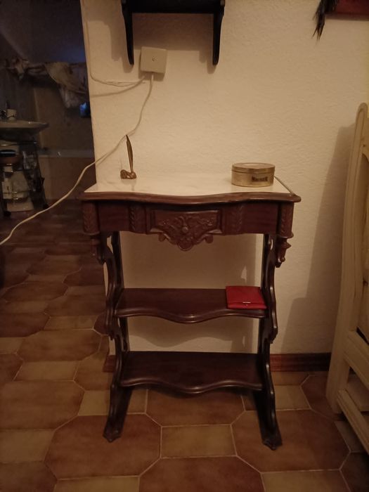 Mesa apoio em muito bom estado de conservação