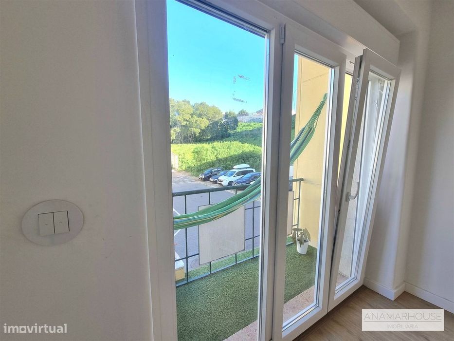 T2 totalmente remodelado com duas varandas num 1 andar, no centro da V