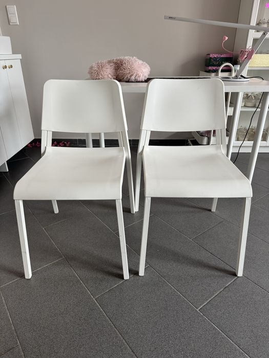 Białe krzesła plastikowe Ikea