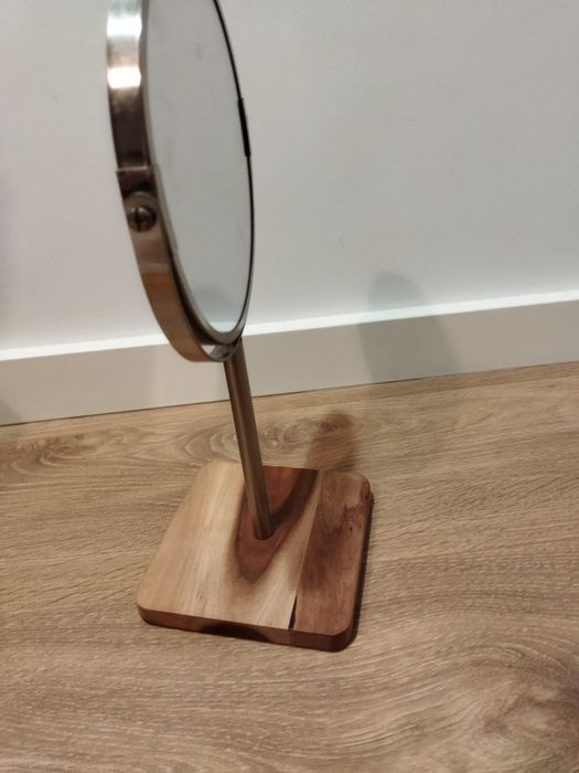 Espelho com base em madeira.64737900128770121