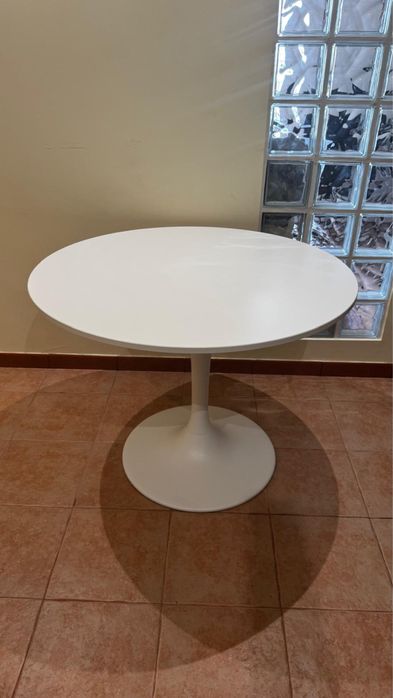 Mesa de centro redonda da IKEA
