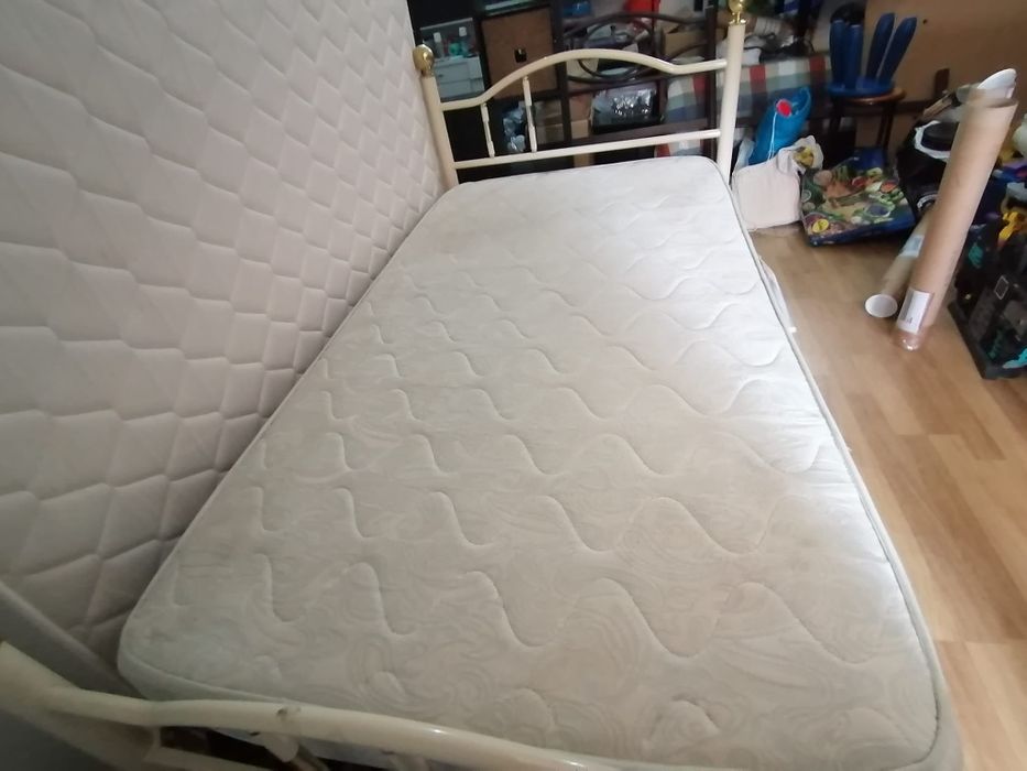 Cama ferro em branco