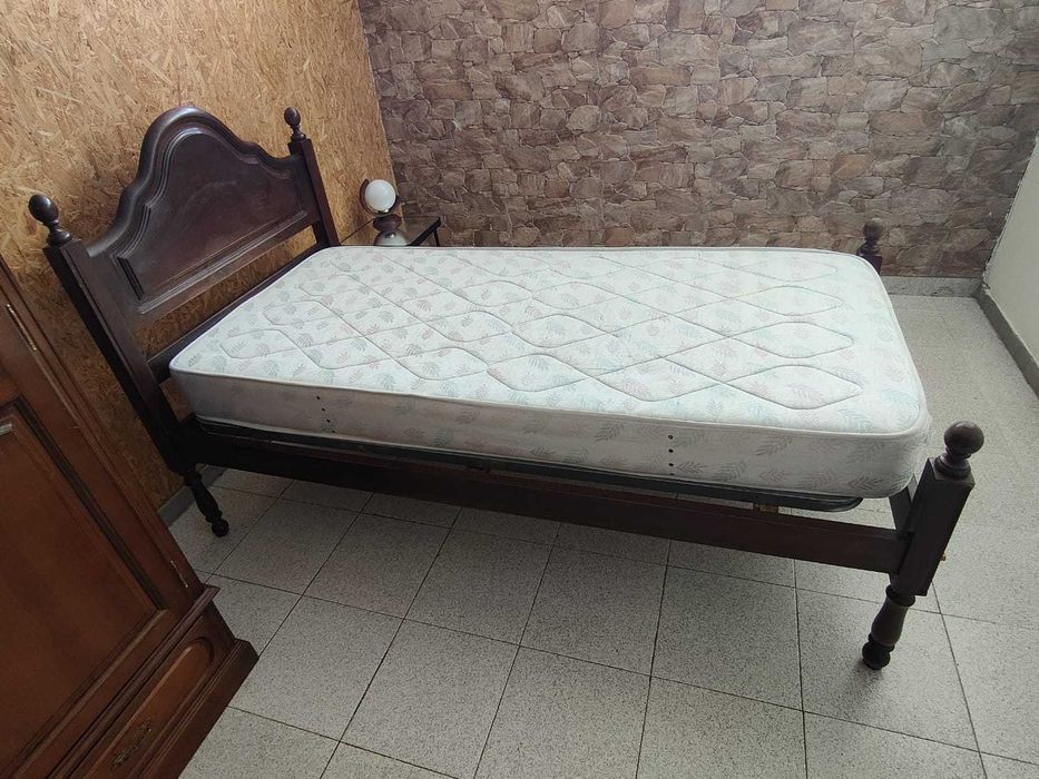 Cama de Madeira com Colchão