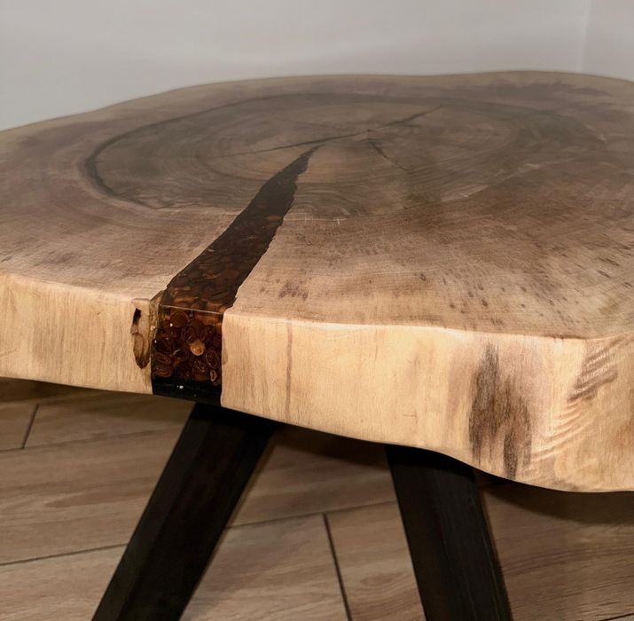 Stół kawowy z żywicą epoksydową