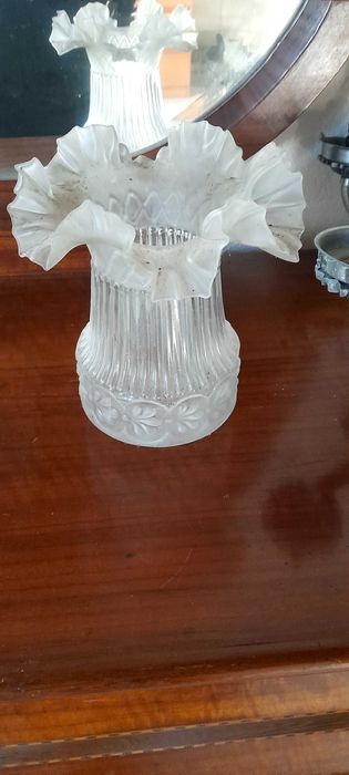 Candeeiro de teto clássico  e de nobreza elegante.