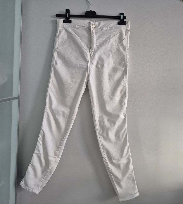 Białe spodnie rurki Bershka rozmiar M