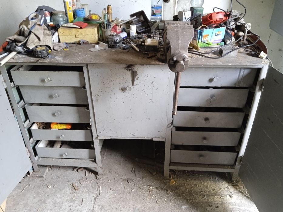 Стіл слюсарний з лещатами.
