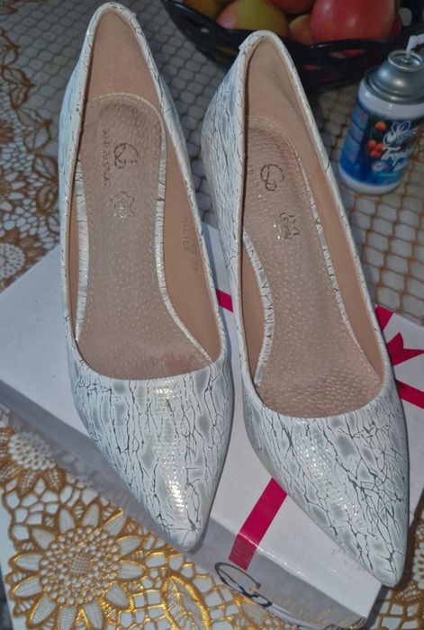 Szpilki mieniace sie kolorami