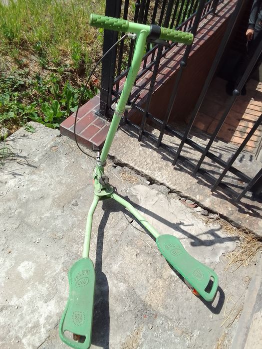 Hulajnoga na dwie nogi trójkołowa