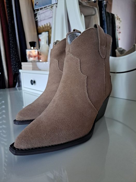 Zamszowe botki kowbojki