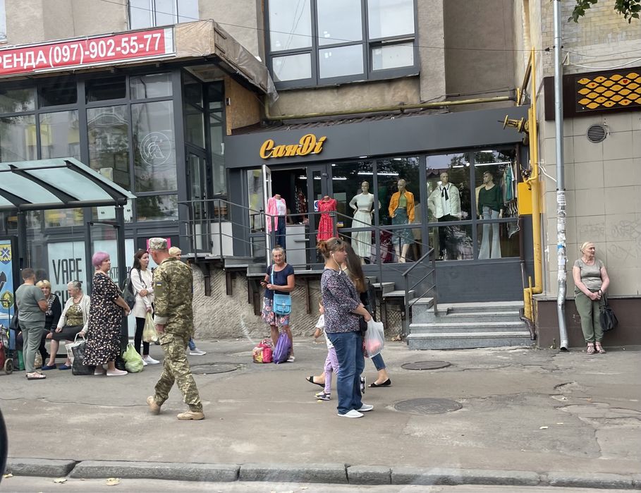 Під шоурум або магазин