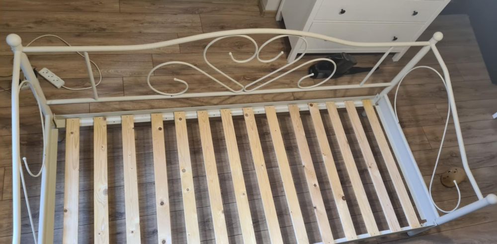 Łóżko metalowe 200×90 cm + materac z pianką memory (JYSK)