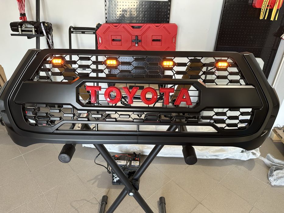 GRELHA TOYOTA HILUX 2020+ LOOK GR