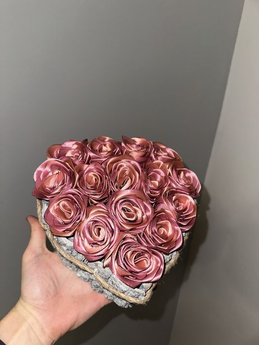 Róże ze wstążki – ręcznie robione, idealne na prezent