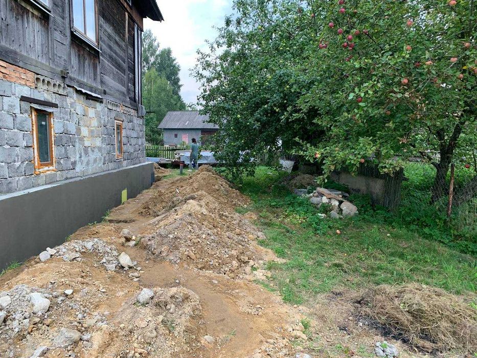 Будинок біля гір