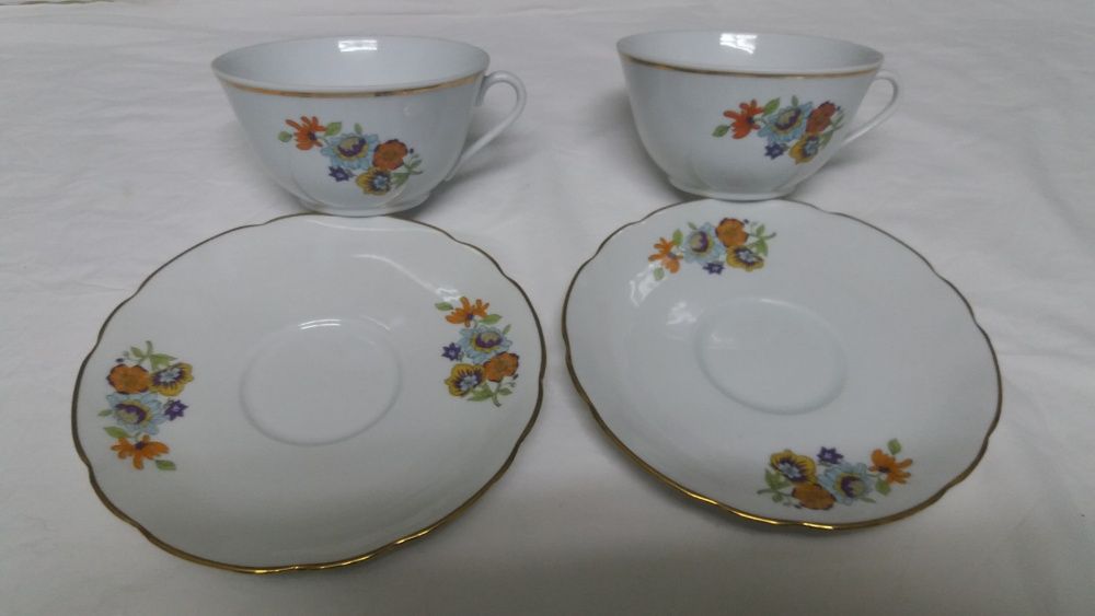 2 Chávenas de chá e respetivos pires em porcelana Chauvigny