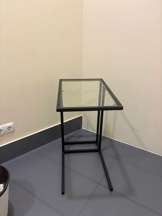 Mesa de apoio preta com vidro Ikea