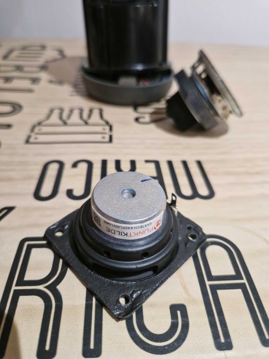 Lote de 4 alto-falantes originais JBL e Beosound Explore speaker.