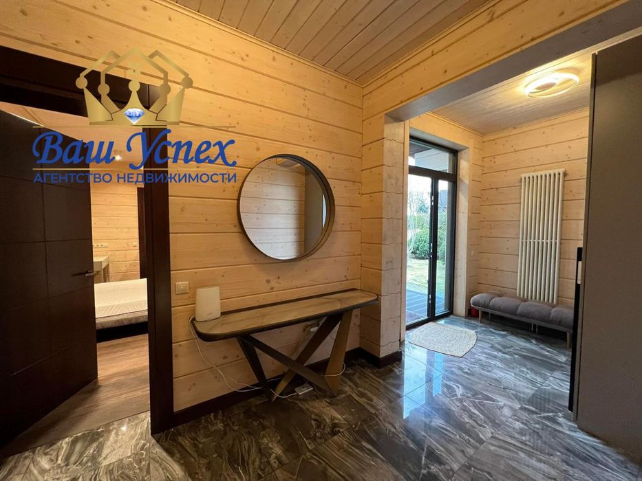 Продажа современного дома в городке с выходом на озеро.