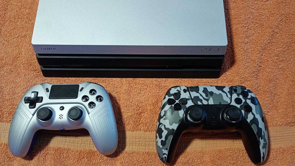 Konsola PS4 PRO 1TB , 2 pady , okablowanie