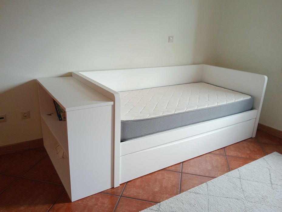 2 Camas individuais, estrados, colchões e estantes