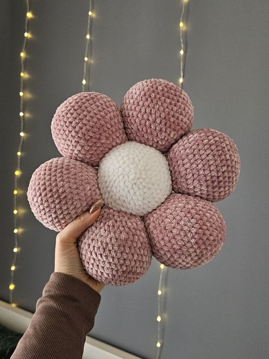 Poduszka kwiatek pudrowo różowa