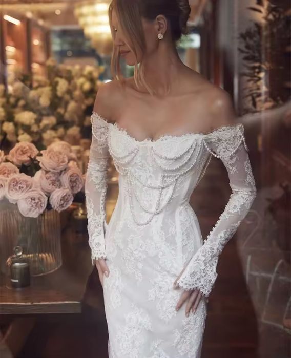 Мереживна весільна сукня з перлами