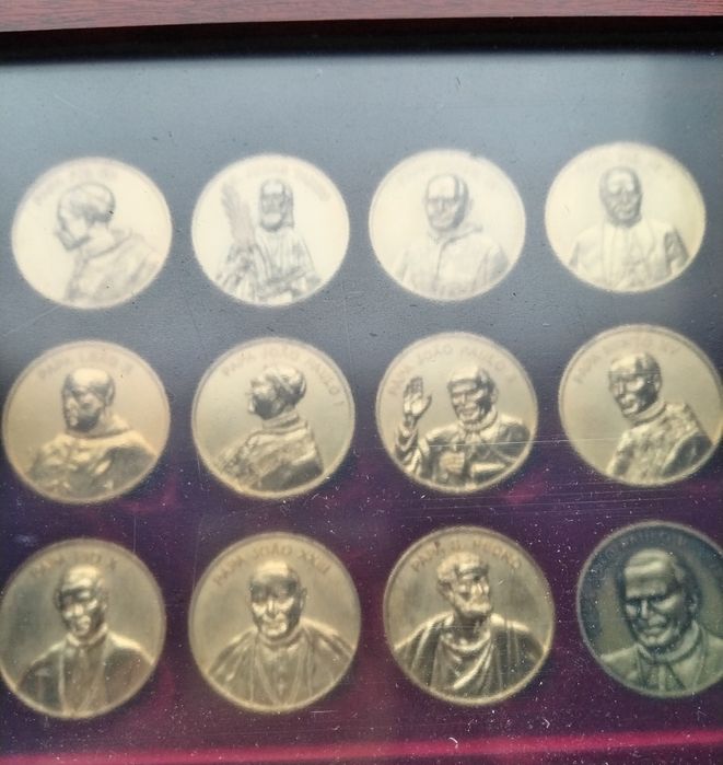 Coleção de 12 medalhas dos Papas e Apóstolos
