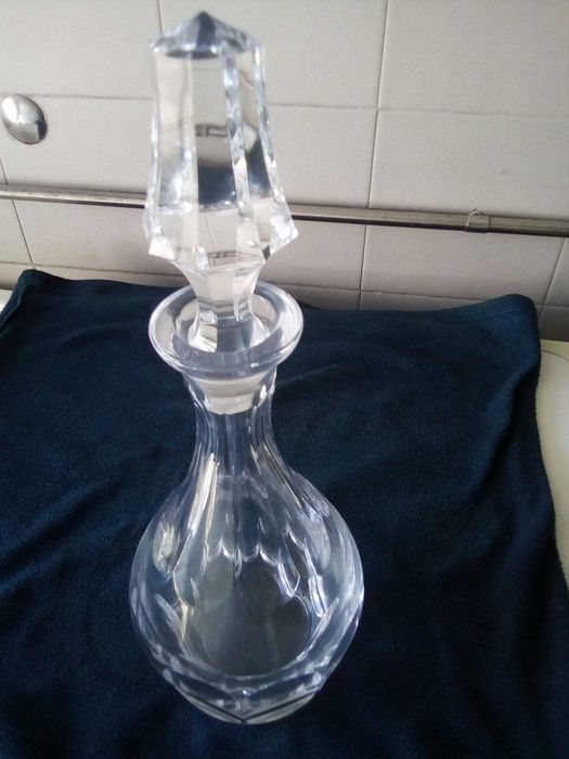Small and narrow crystal bottle429127855296358403