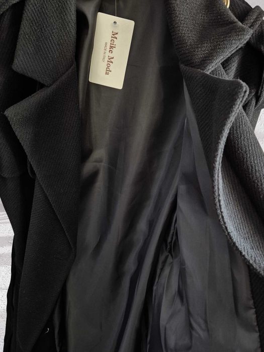 Długi płaszcz damski czarny wzór jodełka