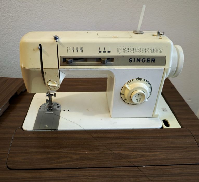 Maquina Singer com Movel de costura/bordado