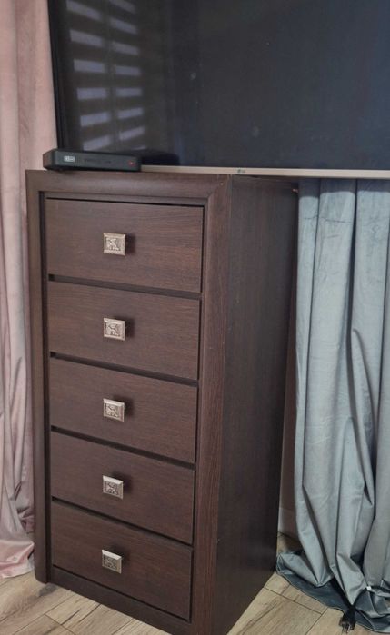 Brązowy zestaw mebli do salonu