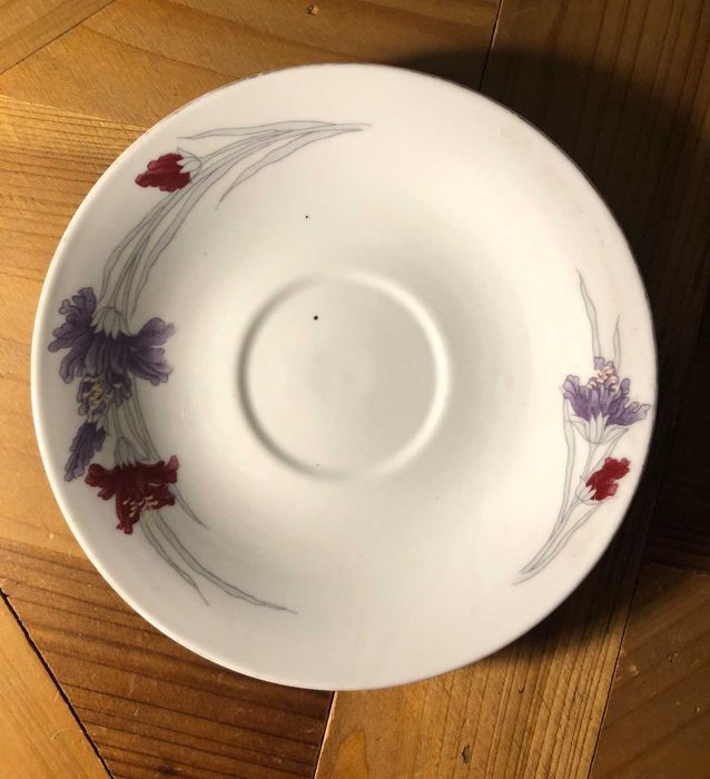 Pires chinês em porcelana com motivos florais vermelhos e lilases