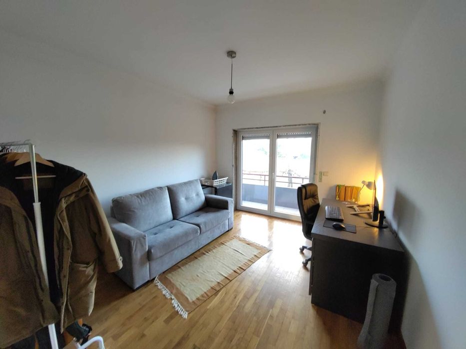 VENDA DE GARAGEM: diversos móveis, roupas e utensílios