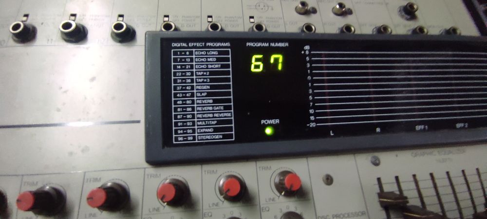 Mesa de mistura amplificada 300w x 300w made in Japan12 canais+efeitos