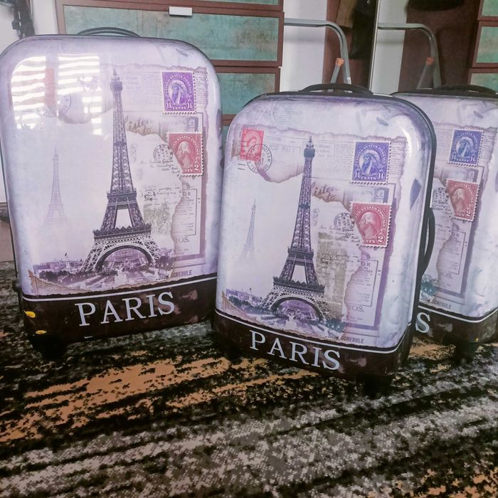 Trzy walizki na kółkach