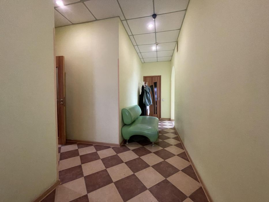 Продаж приміщення на вул. Чарівна - 75,5 кв.м., під салон/офіс