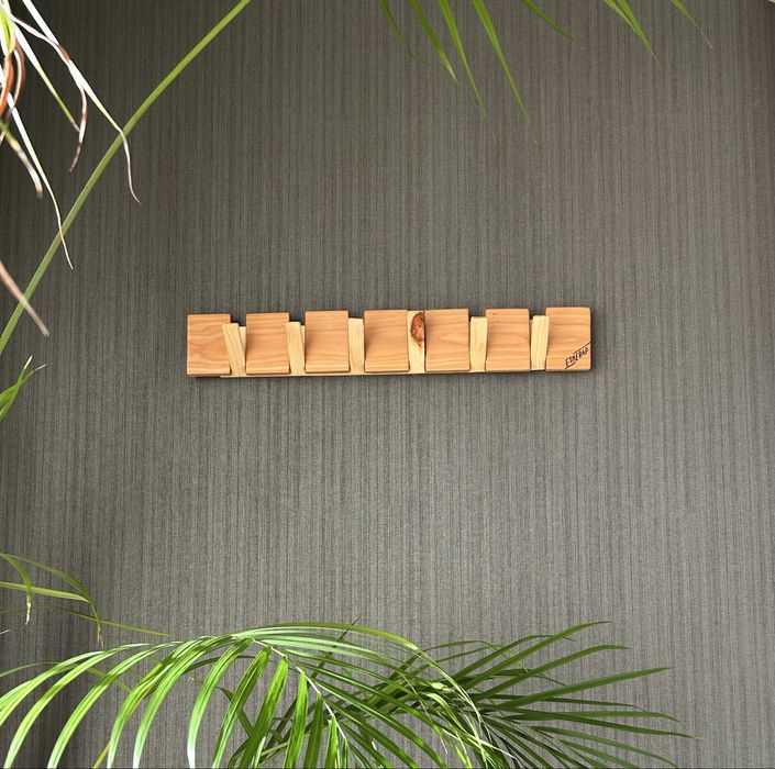 Cabide de parede feito em pinho.