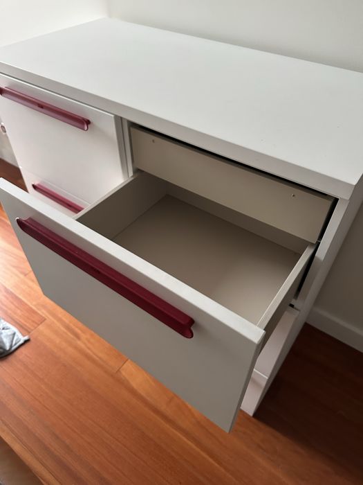 Comoda branca mais cubos azuis