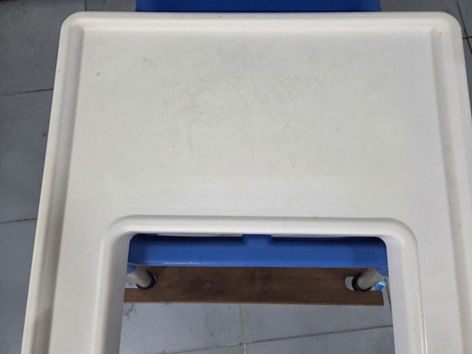 Cadeira IKEA com suporte para pés