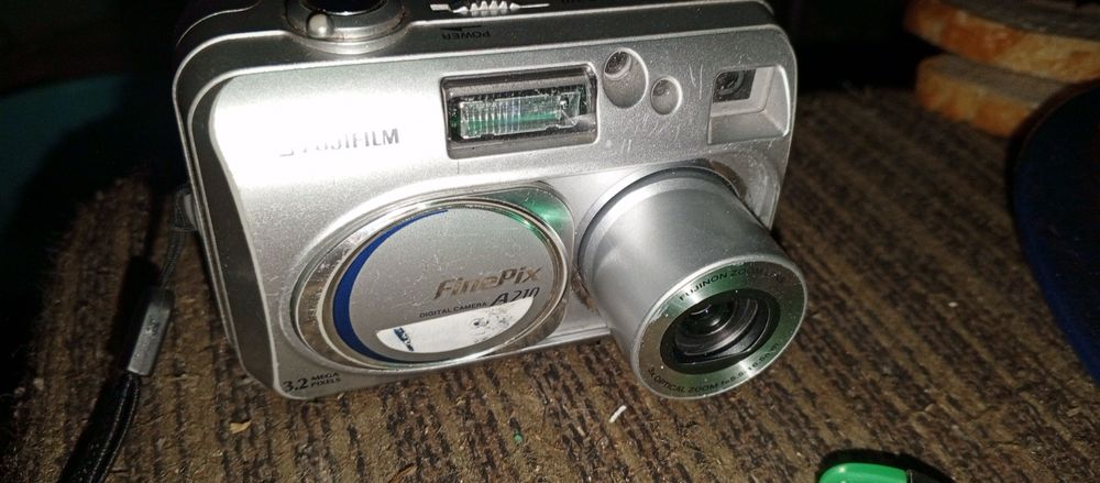 Aparat Finepix A210 i złom fotograficzny