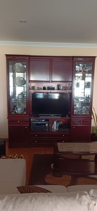 Móvel de sala com vitrine