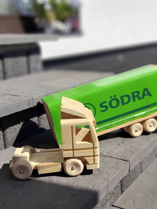Drewniany tir ciągnik z naczepą
