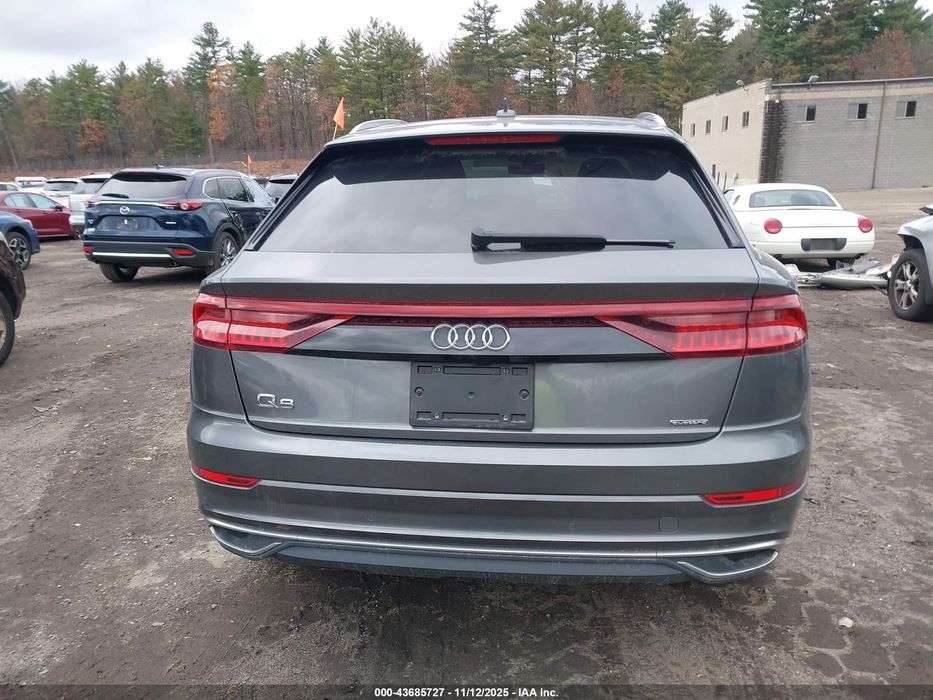 Audi q8 в дорозі на ходу