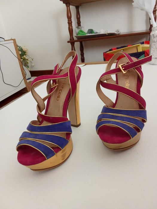 Sandálias de plataforma de camurça