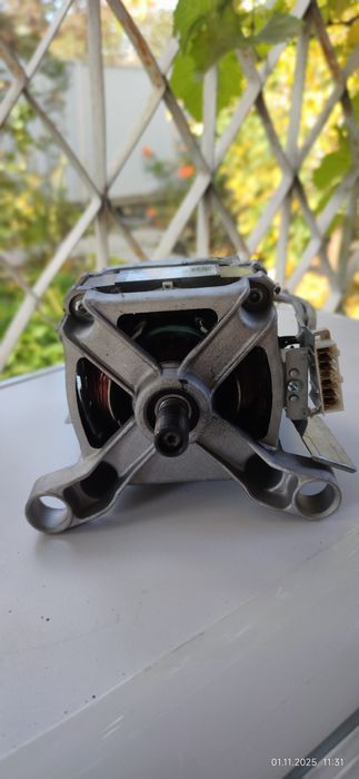 Продам двигатель стиральной машинки indesit