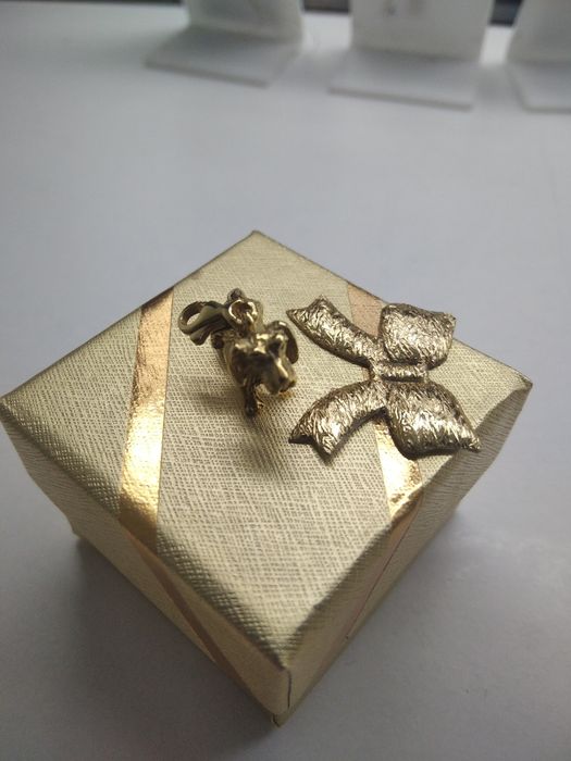 Złoty wisiorek charms piesek złoto 333  64