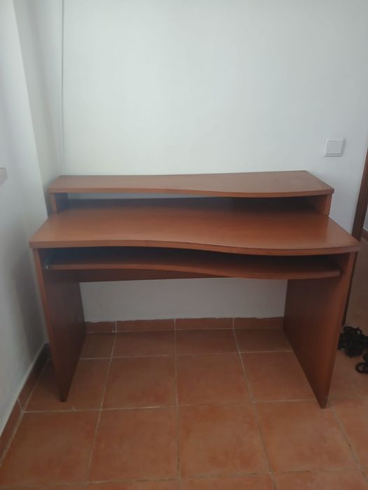 Secretaria /mesa em bom estado