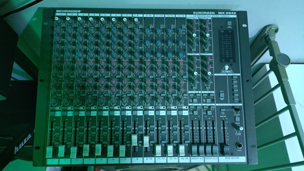 Mesa de Mistura Behringer Eurorack MX 2642 (Sem Fonte de Alimentação)