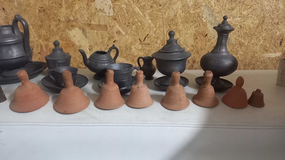Coleção de sinos em barro e ferro